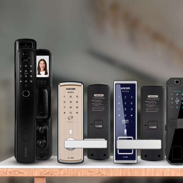 Varios modelos de cerraduras electrónicas modernas y avanzadas, exhibidos sobre una mesa blanca en un entorno residencial.